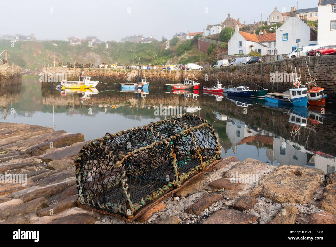 Porto di Crail come il sole brucia del primo mattino harar (nebbia di mare), Fife, Scozia, Regno Unito Foto Stock