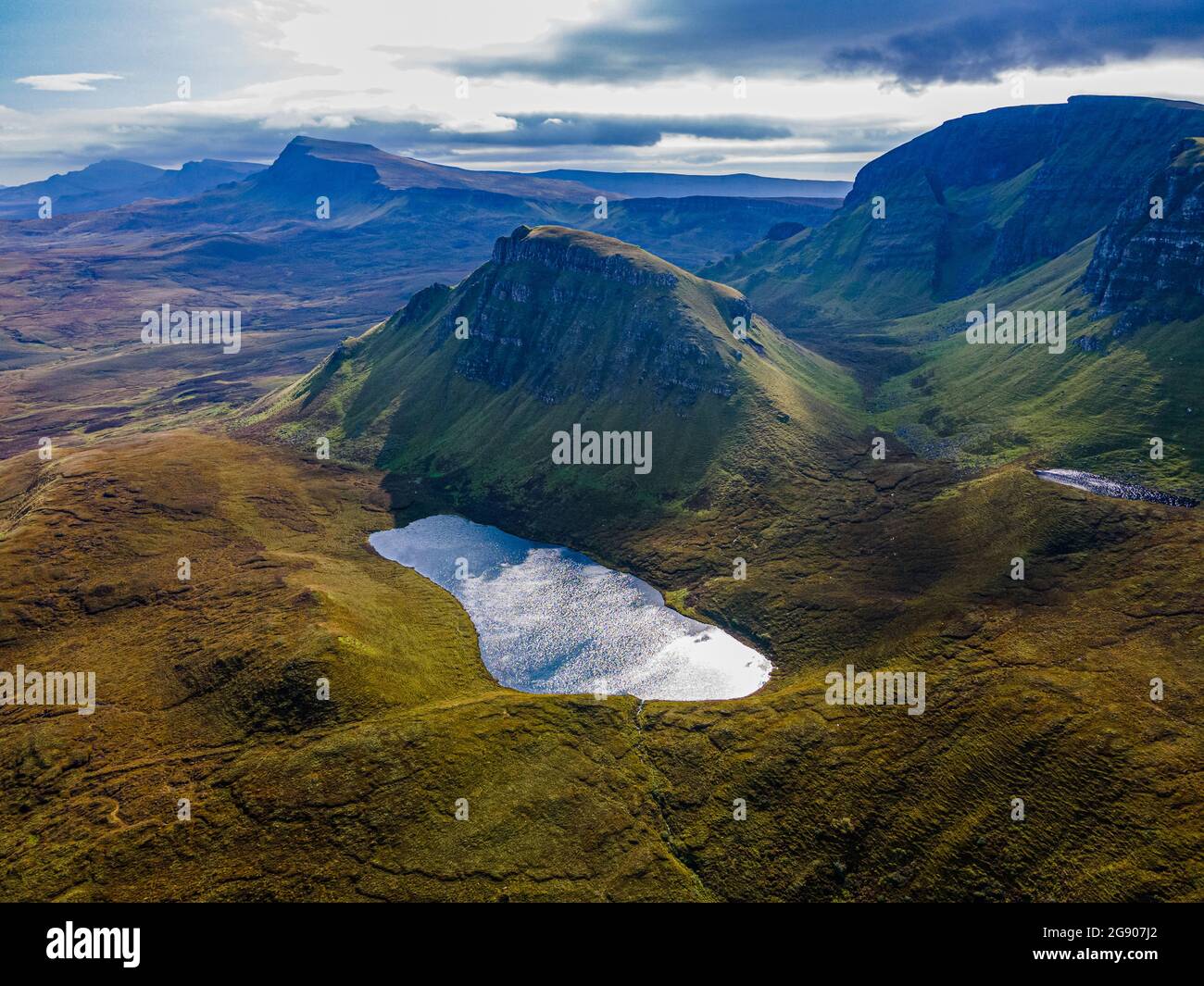 Regno Unito, Scozia, veduta aerea del verde paesaggio montuoso della frana del Quiraing Foto Stock