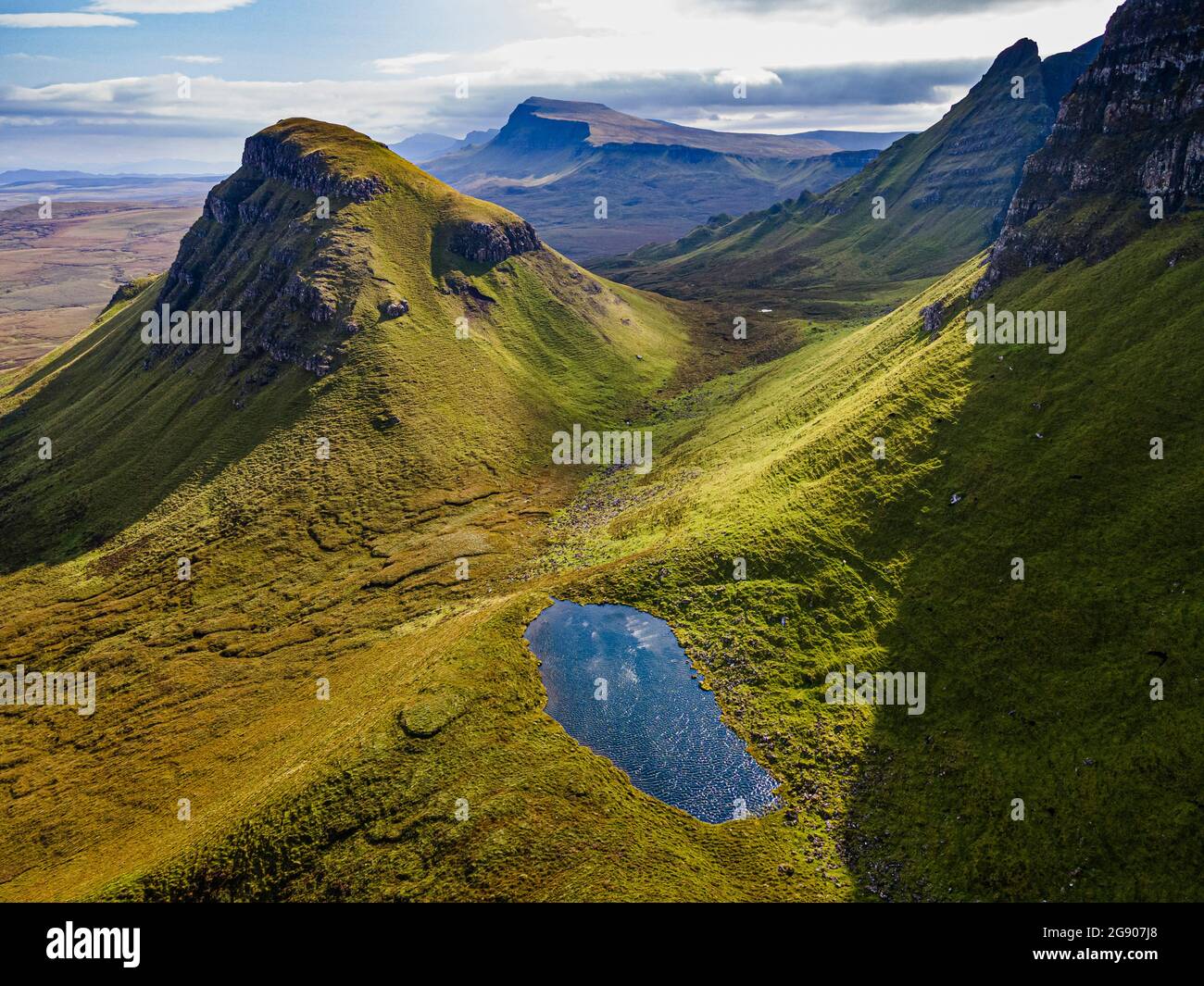 Regno Unito, Scozia, veduta aerea del verde paesaggio montuoso della frana del Quiraing Foto Stock