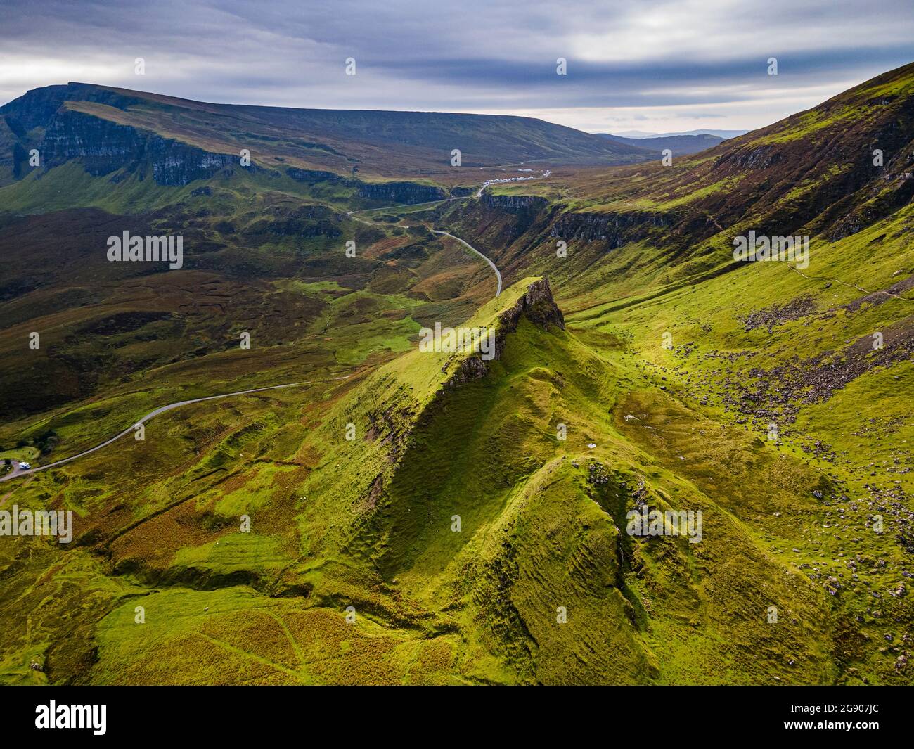 Regno Unito, Scozia, veduta aerea del verde paesaggio montuoso della frana del Quiraing Foto Stock