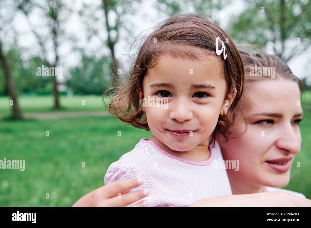 Figlia carina con madre al parco Foto Stock