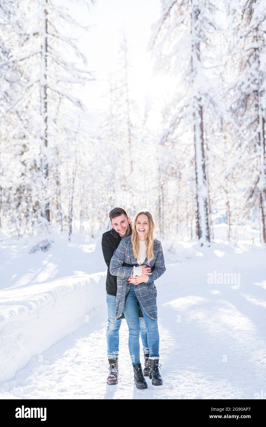 Coppia felice abbracciando sulla neve durante la vacanza Foto Stock
