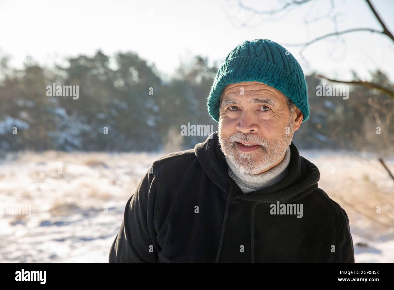 Uomo anziano che indossa un cappello a maglia durante l'inverno Foto Stock