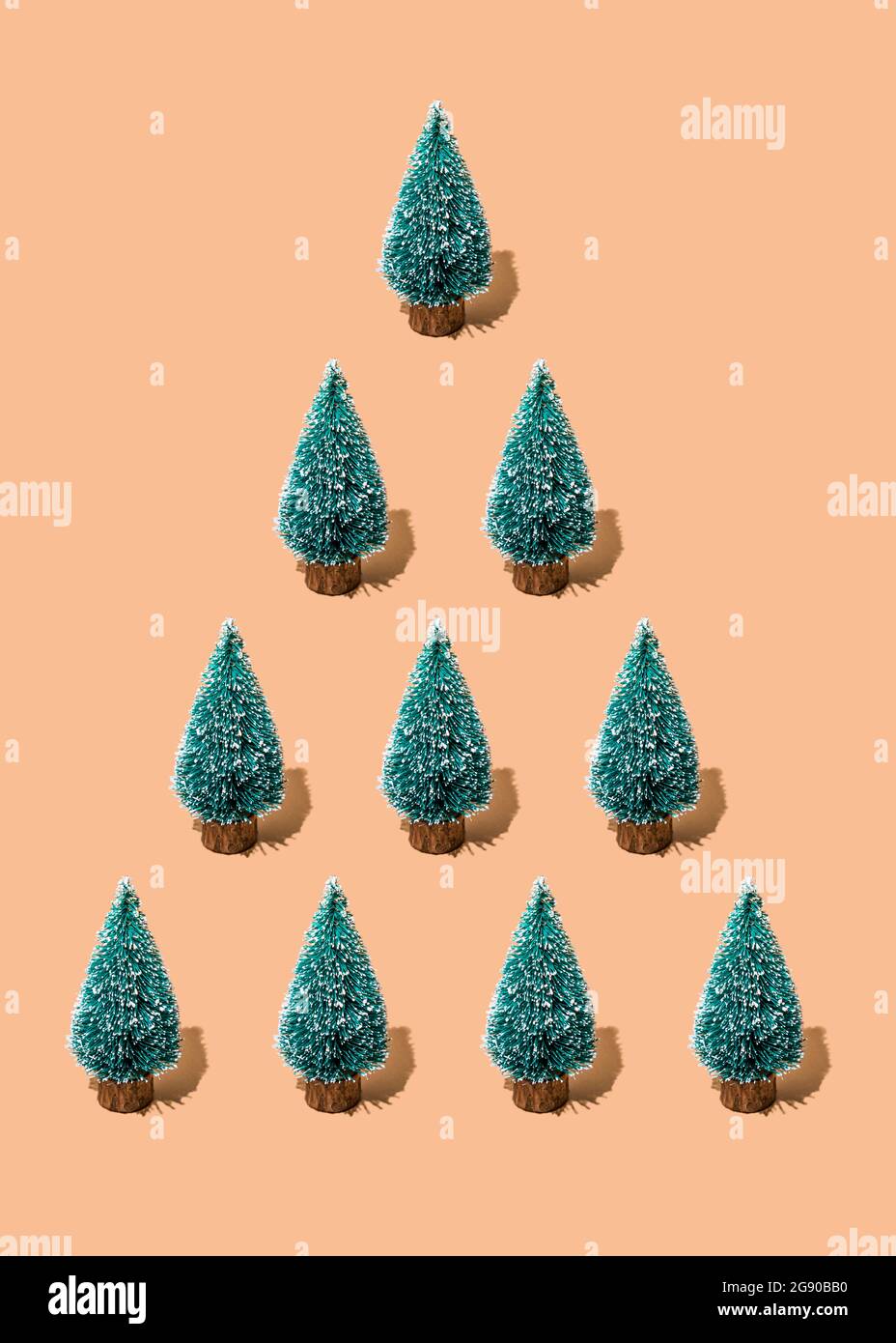 Studio di alberi di conifere disposti a forma di triangolo Foto Stock