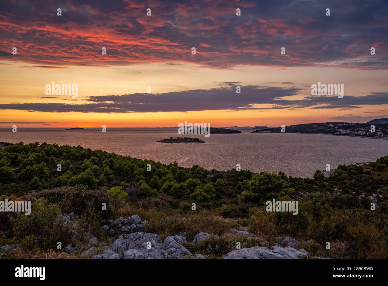 Vista panoramica del paesaggio e del Mare Adriatico al tramonto, Croazia Foto Stock
