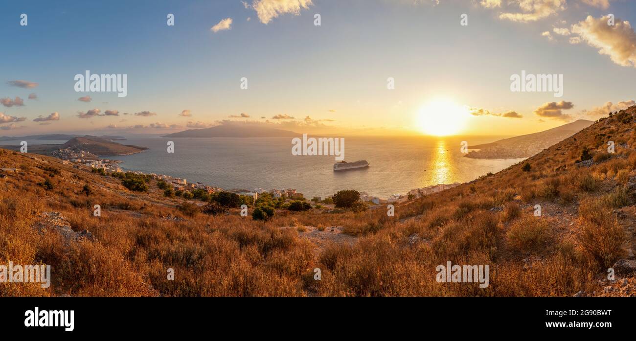 Vista panoramica del tramonto sul Mar Ionio vista dalla collina costiera Foto Stock