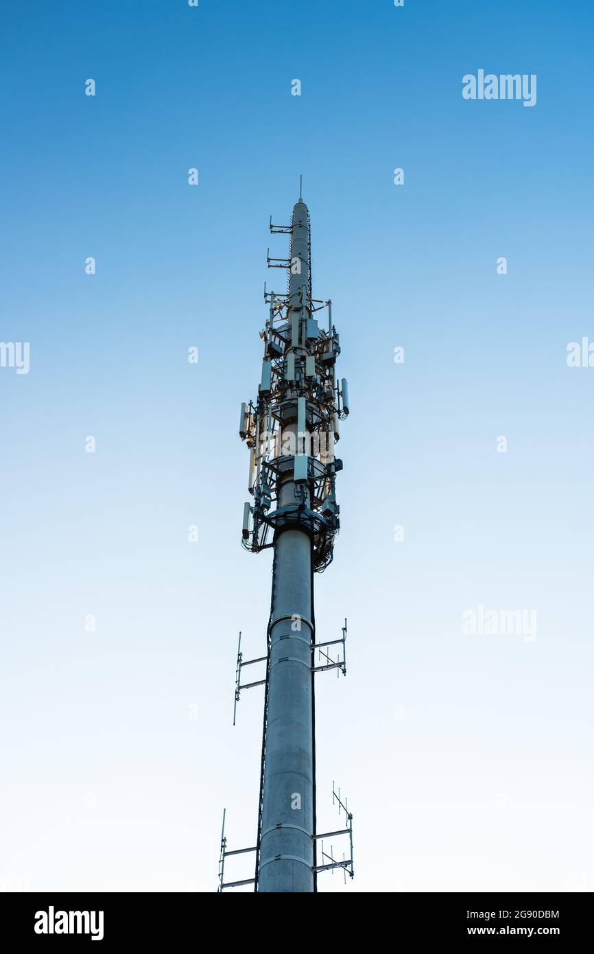 Trasmettitore per telefono cellulare contro il cielo blu Foto Stock