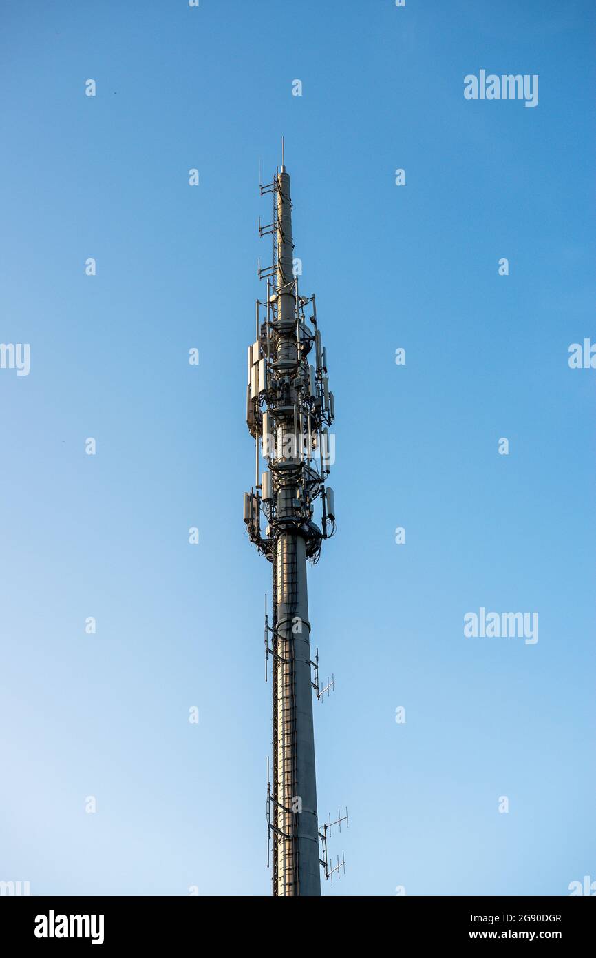 Trasmettitore per telefono cellulare contro il cielo blu Foto Stock