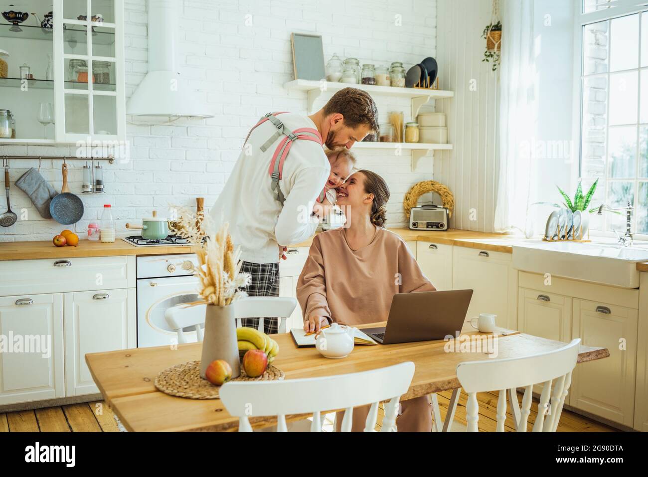 Famiglia affettuosa in cucina a casa Foto Stock