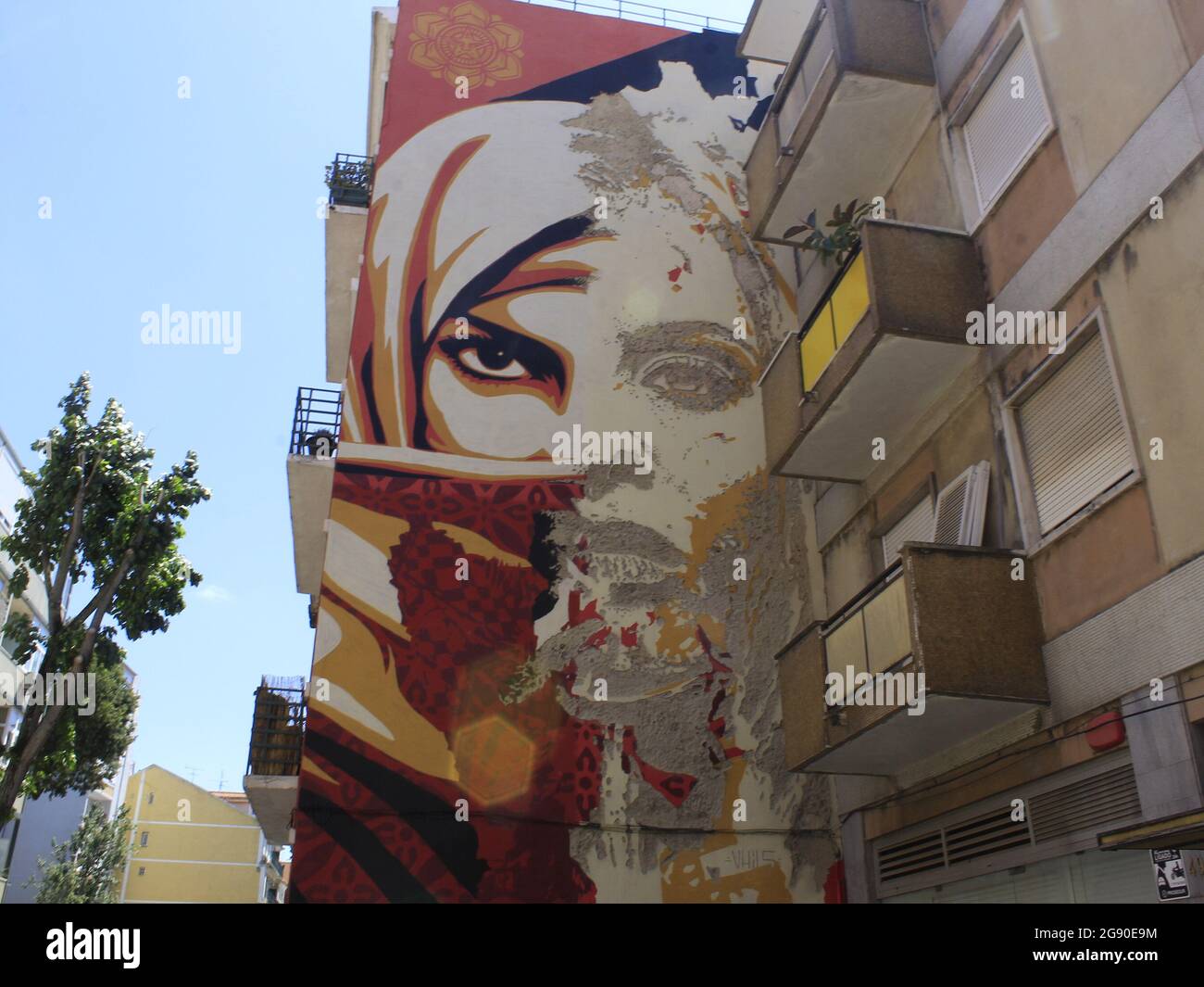 Lisbona, Portogallo. 23 luglio 2021. (INT) i murales respirano nuova vita nelle mura e nelle facciate di Lisbona. 23 luglio 2021, Lisbona, Portogallo: I murales respirano nuova vita nelle pareti e nelle facciate di Lisbona, Portogallo, che negli ultimi anni sta guadagnando la preminenza nella scrittura di arte urbana del mondo, venerdì (23) (Credit Image: © Edson De Souza/TheNEWS2 via ZUMA Press Wire) Credit: ZUMA Press, Inc./Alamy Live News Foto Stock