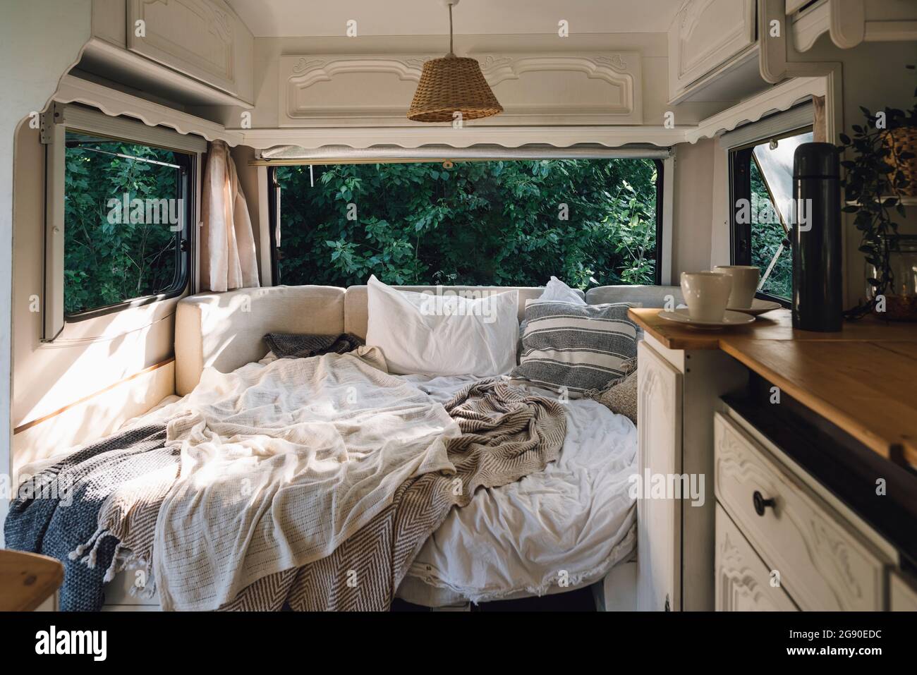 Letto sudicio nel motor home Foto Stock