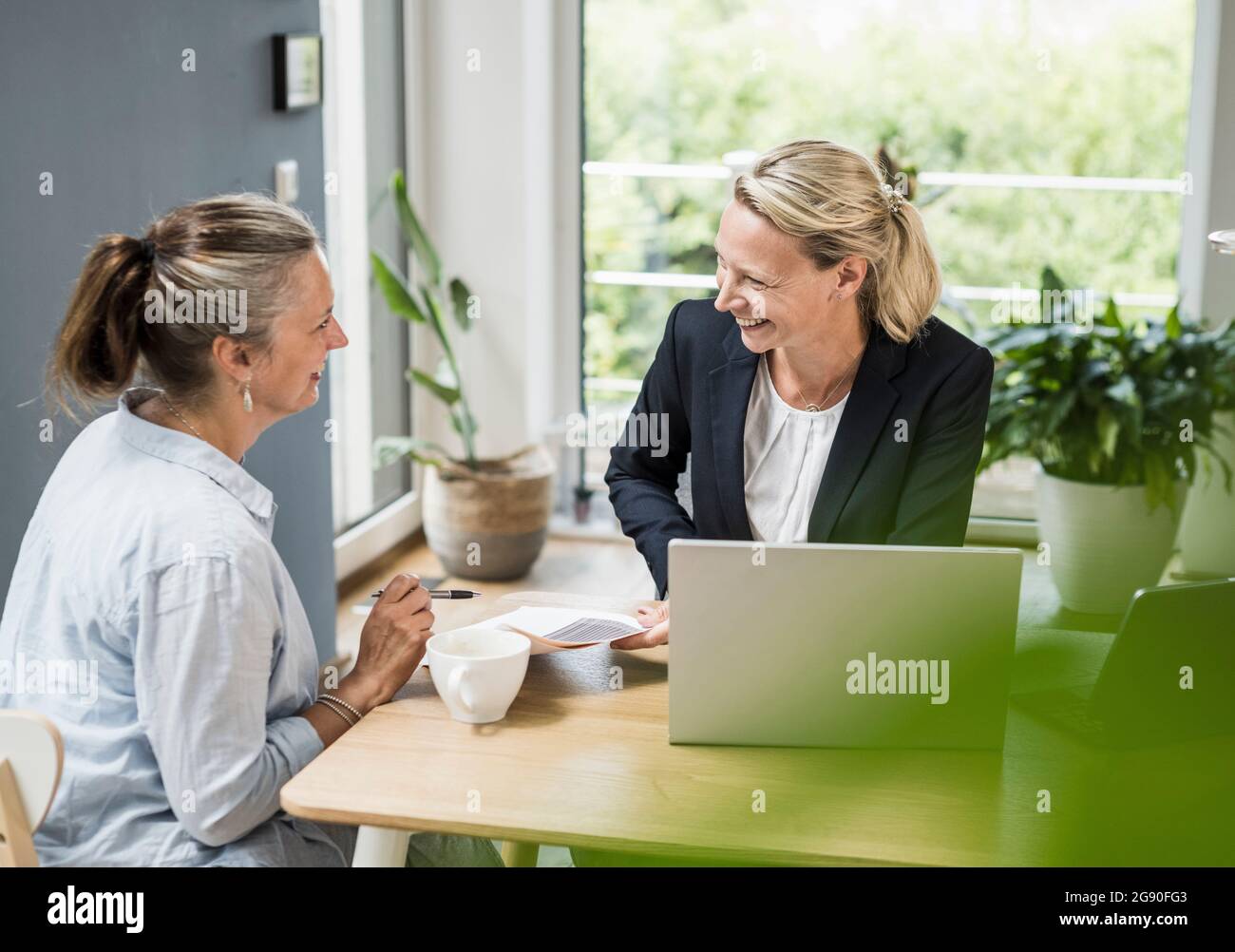 Cliente che ha discusso con il consulente finanziario in ufficio Foto Stock