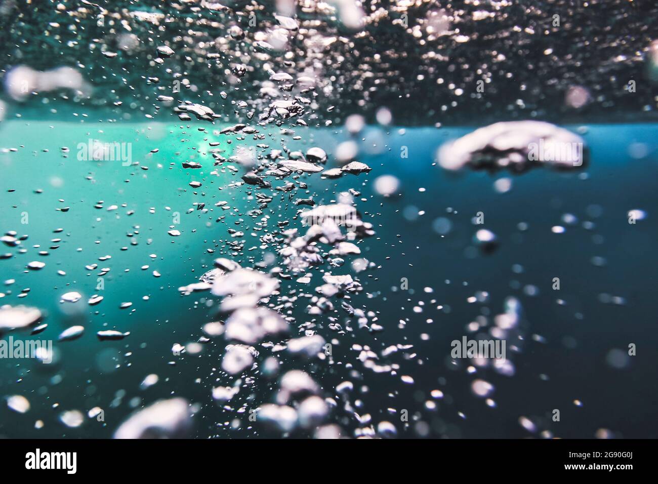 Vista sottomarina delle bolle galleggianti Foto Stock