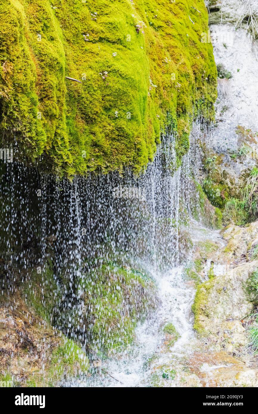 Dreimuhlen cascata che scende giù pendio di Mossy Foto Stock