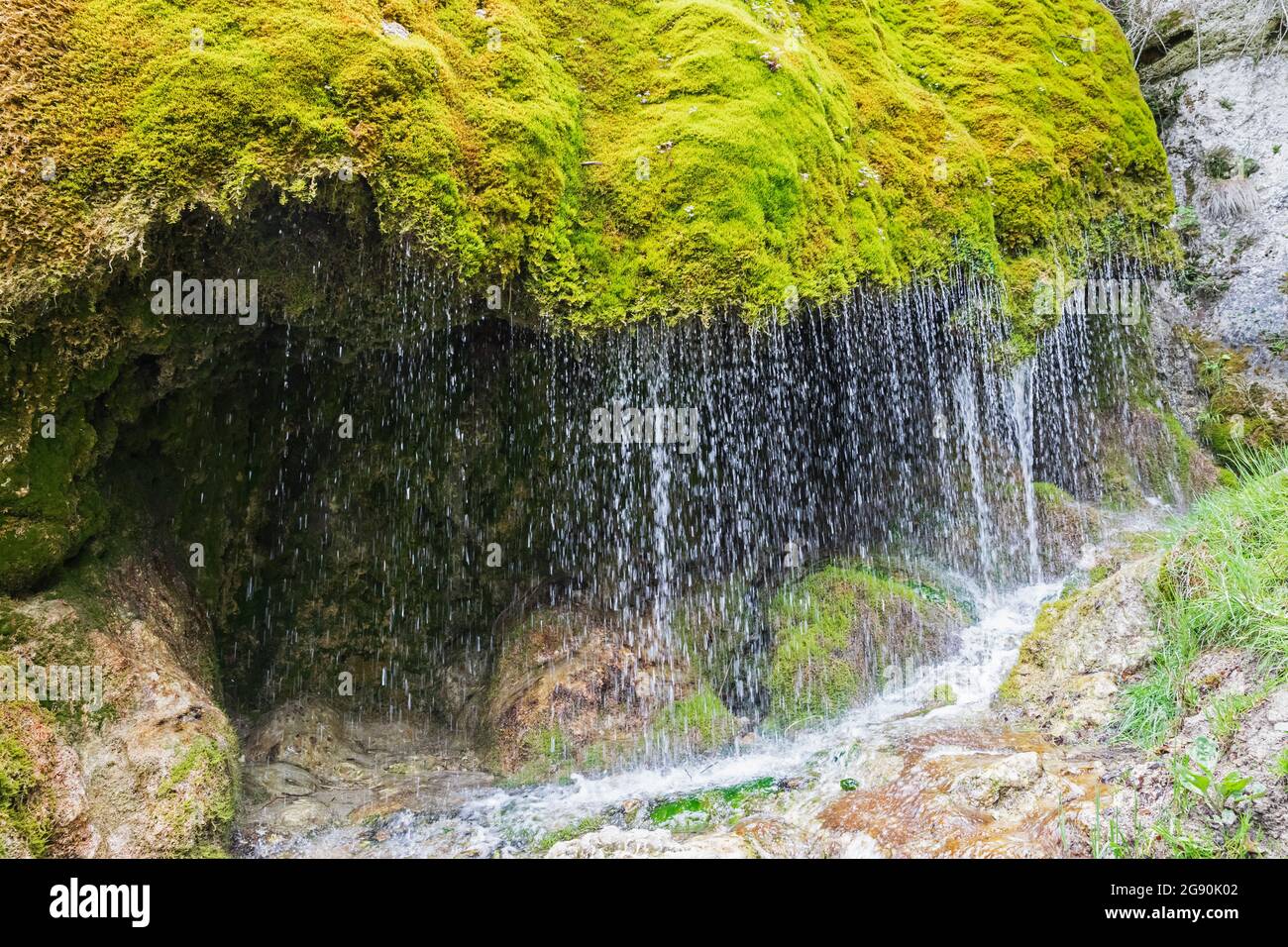 Dreimuhlen cascata che scende giù pendio di Mossy Foto Stock