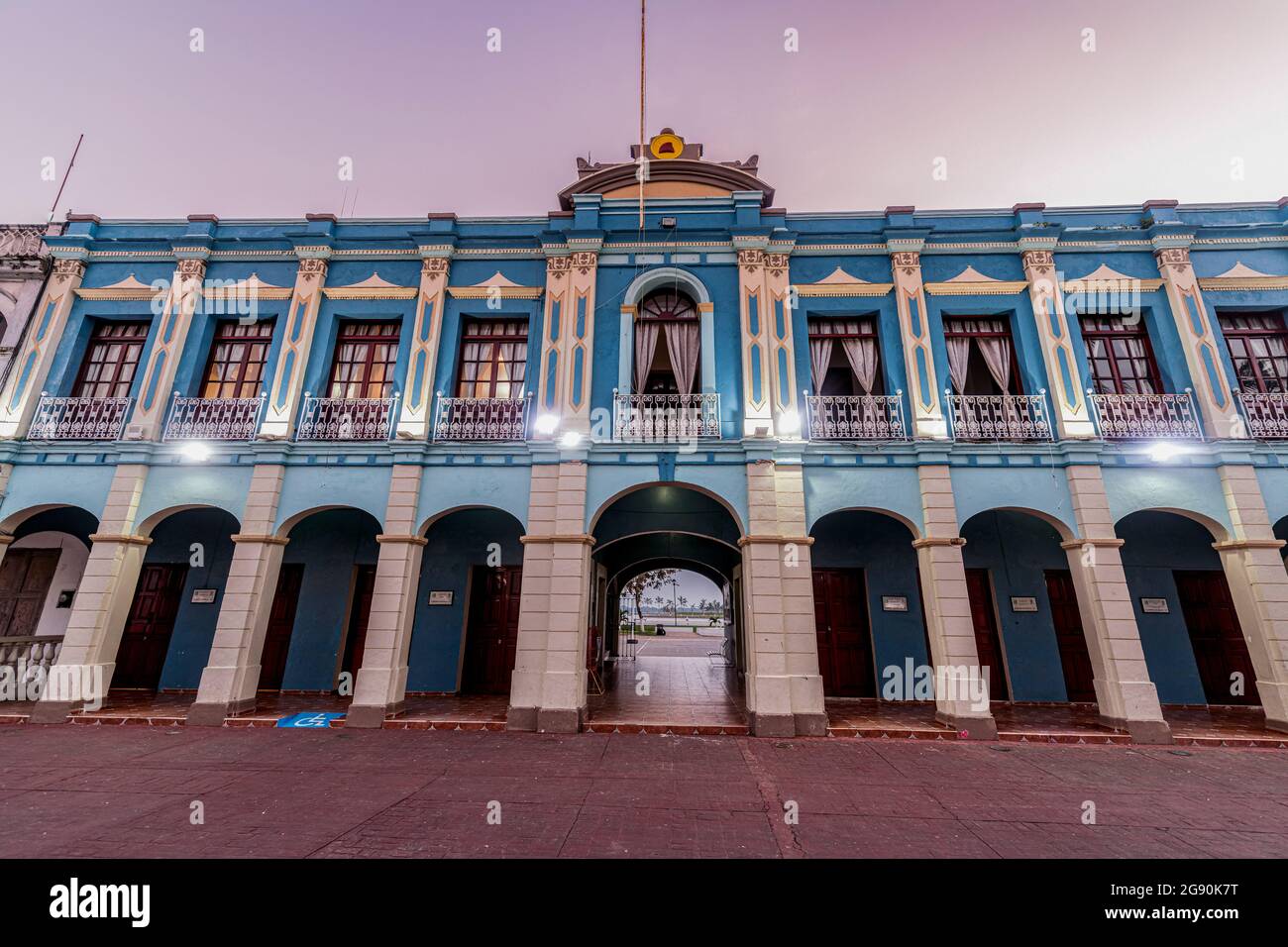 Illuminato Palacio Municipal De Tlacotalpan in piazza, Tlacotalpan, Veracruz, Messico Foto Stock