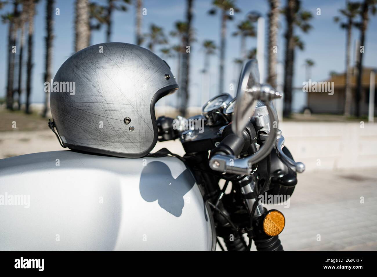 Casco in argento in moto durante la giornata di sole Foto Stock
