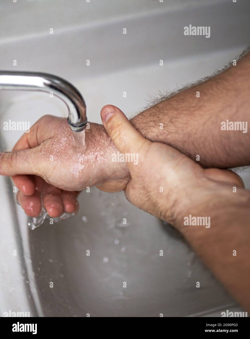 Le mani degli uomini stanno mostrando modi per lavare le mani con un gel detergente per prevenire le malattie infettive e prevenire il virus Foto Stock