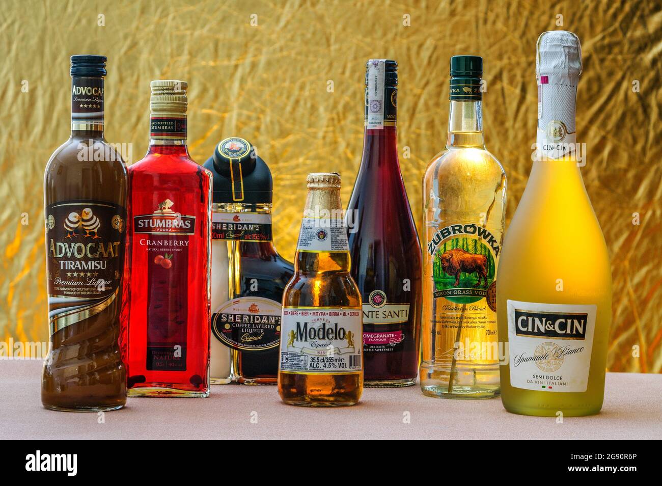 Bottiglie di alcole, vodka, vino, birra, liquore, marchi e colori diversi, solo per uso editoriale Foto Stock