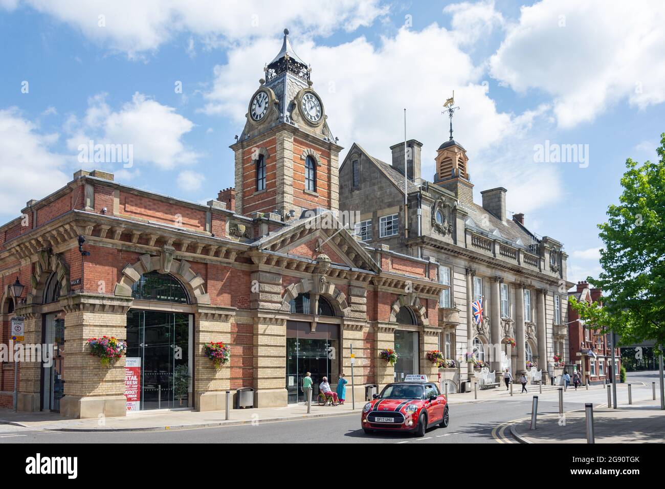 Old Market Hall ed edifici municipali, Memorial Square, Crewe, Cheshire, Inghilterra, Regno Unito Foto Stock