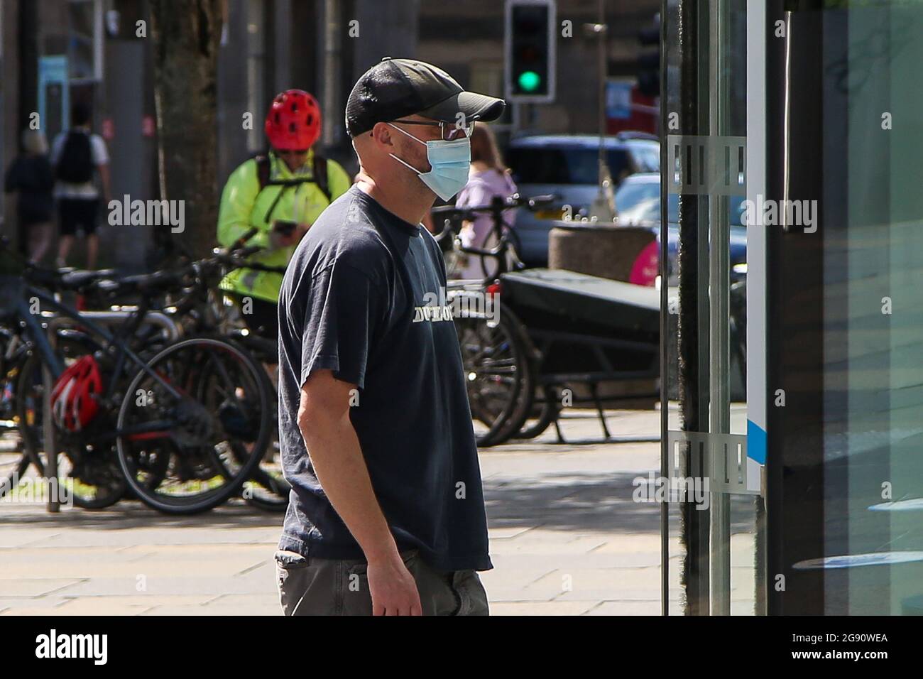 Londra, Regno Unito. 14 luglio 2021. Un uomo che indossa una maschera facciale come precauzione contro la diffusione del covid-19 a Edimburgo, Scozia. (Foto di Dinendra Haria/SOPA Images/Sipa USA) Credit: Sipa USA/Alamy Live News Foto Stock