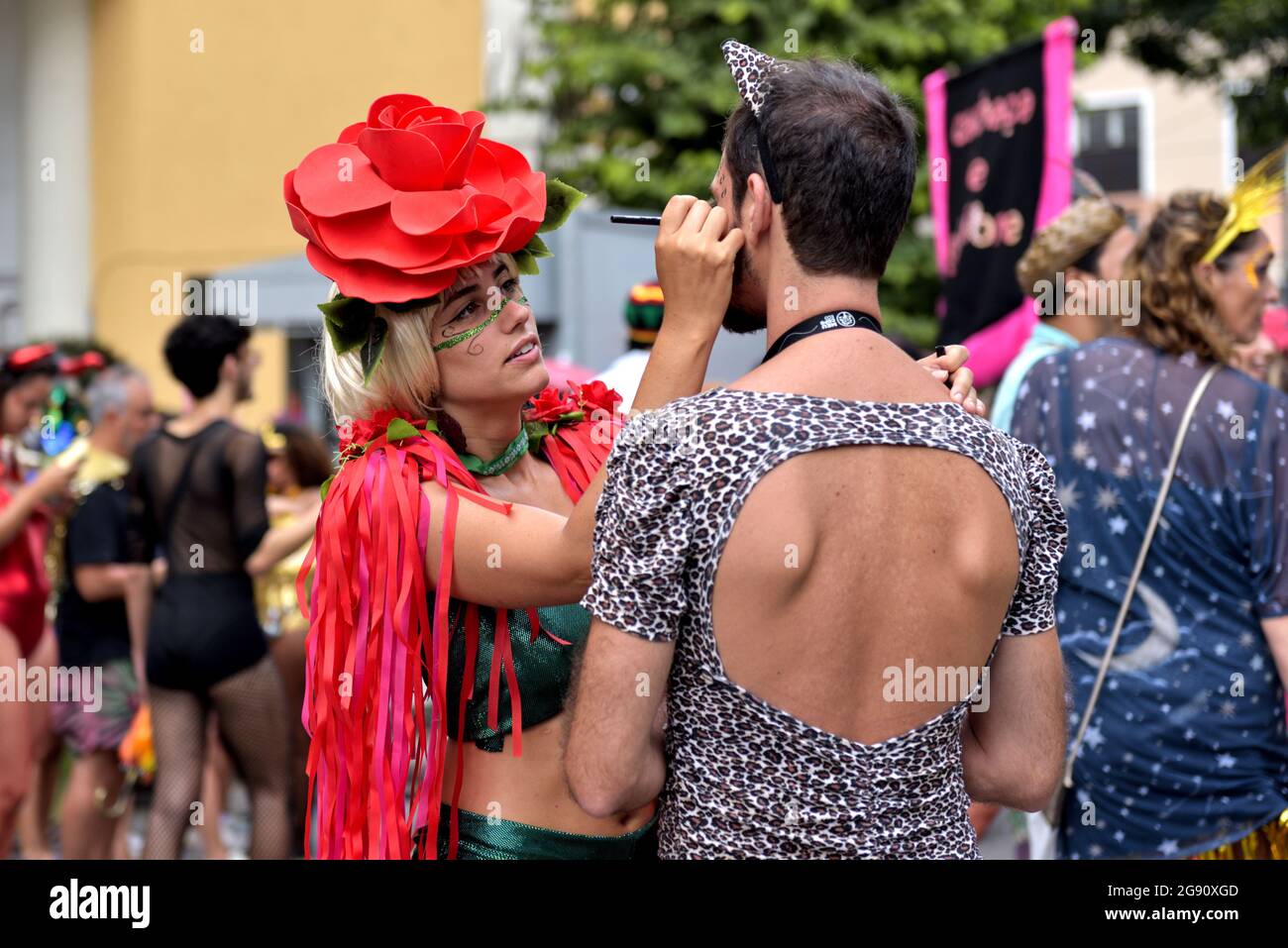 Brasile - 16 febbraio 2020: I festaioli mascherati che hanno un buon tempo durante una sfilata di strada di Carnevale tenuta nel centro di Rio de Janeiro. Persone felici e brillanti! Foto Stock