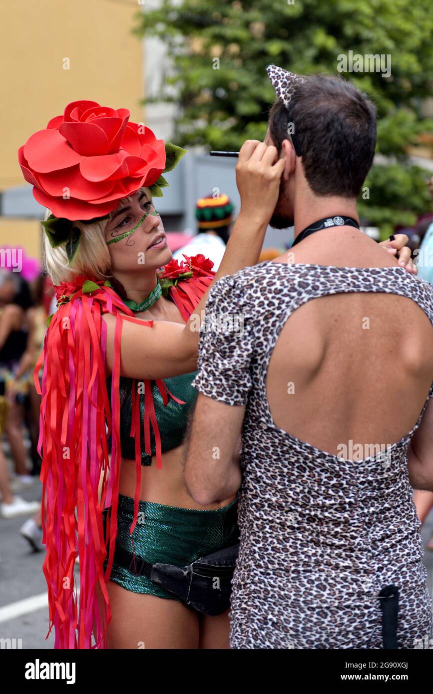 Brasile - 16 febbraio 2020: I festaioli mascherati che hanno un buon tempo durante una sfilata di strada di Carnevale tenuta nel centro di Rio de Janeiro. Persone felici e brillanti! Foto Stock
