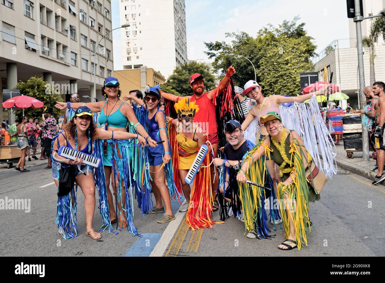 Brasile – 16 febbraio 2020: Amici che hanno un'esplosione durante il Carnevale di Rio de Janeiro, uno dei festival più rinomati del mondo. Foto Stock