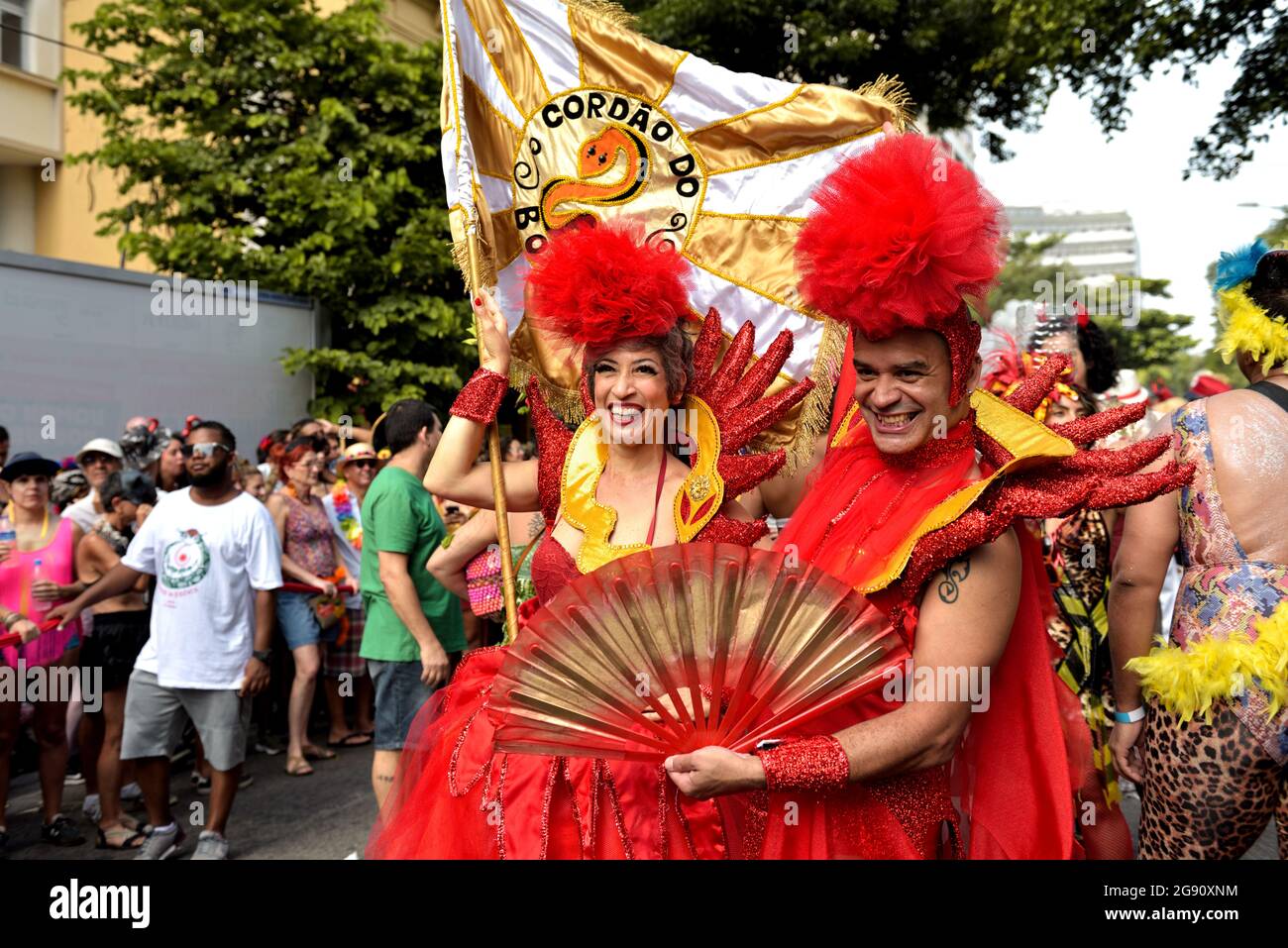 Brasile-16 febbraio 2020: Felici festeggiatori in costume celebrano l'inizio del Carnevale di Rio de Janeiro, uno dei festival più rinomati del mondo Foto Stock