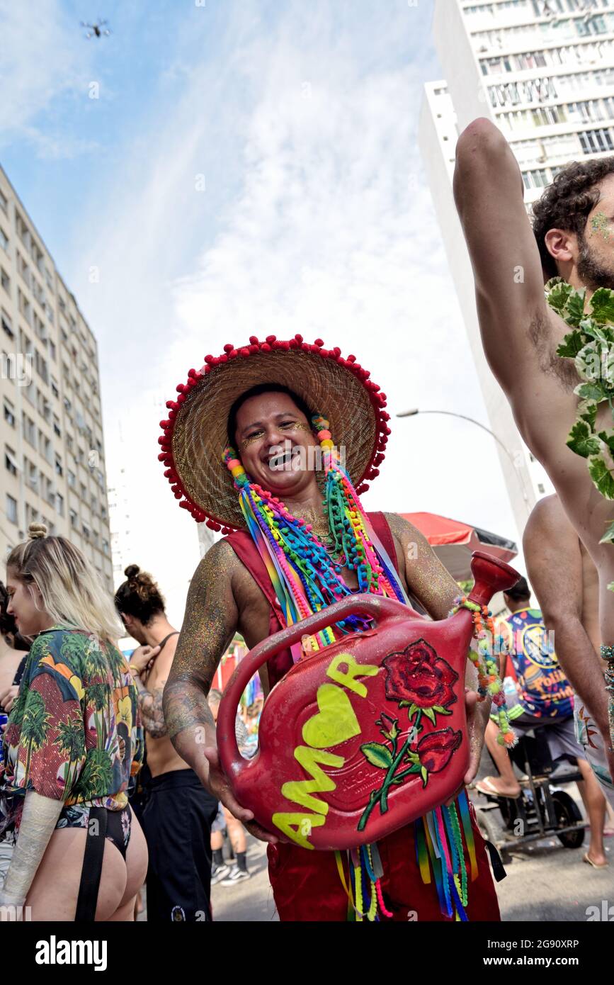 Brasile – 16 febbraio 2020: Il festaiolo sorridente in costume si esibisce durante il Carnevale tenutosi a Rio de Janeiro, un evento di interesse turistico internazionale Foto Stock