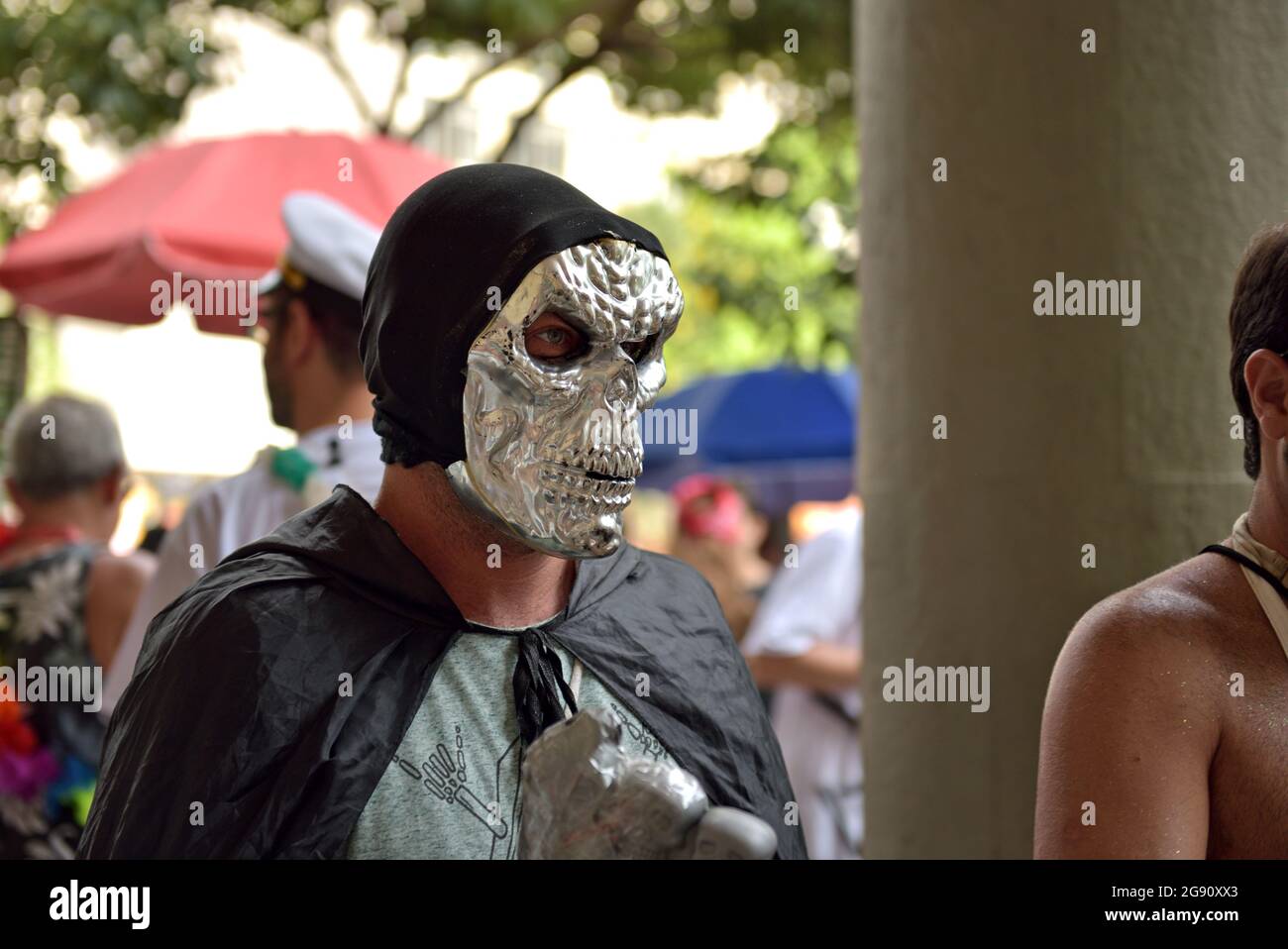 16 febbraio 2020: L'uomo che indossa la maschera del cranio gode della festa di Carnevale tenuta nel centro di Rio de Janeiro. Il Carnevale è uno degli eventi più importanti del Brasile Foto Stock