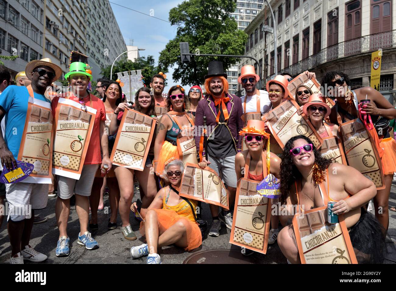 Brasile - 16 febbraio 2020: I festaioli indossano costumi ispirati dallo scandalo politico sorridono per la fotocamera in una festa di strada di Carnevale a Rio de Janeiro. Foto Stock