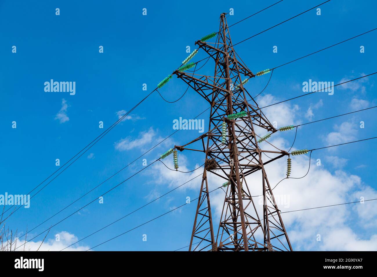 Linea elettrica aerea, linea di trasmissione di potenza, supporto di linea elettrica aerea ad alta tensione, sullo sfondo del cielo con le nuvole. Foto Stock