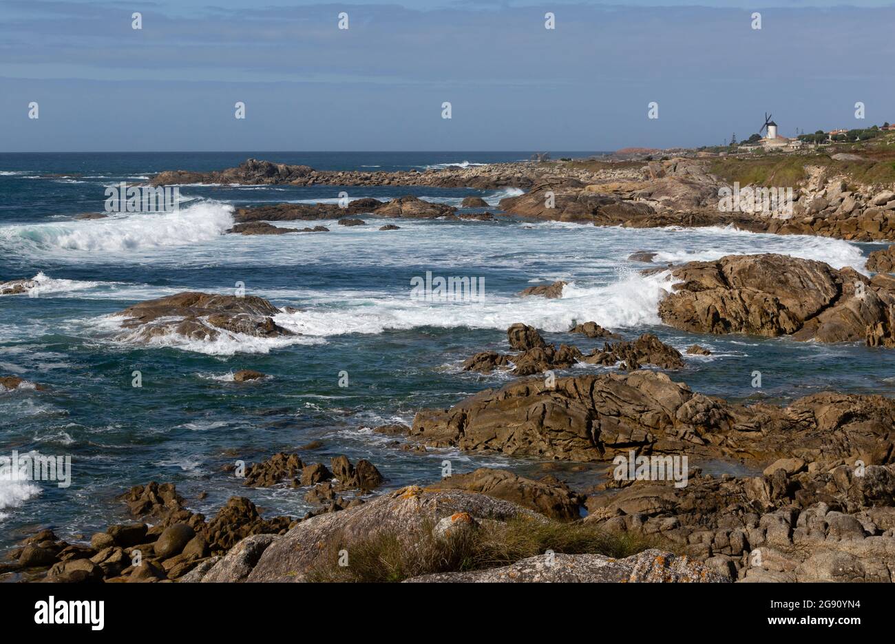 Vista de la costa de Oia con el océano Atlántico y un molino de viento. Foto Stock