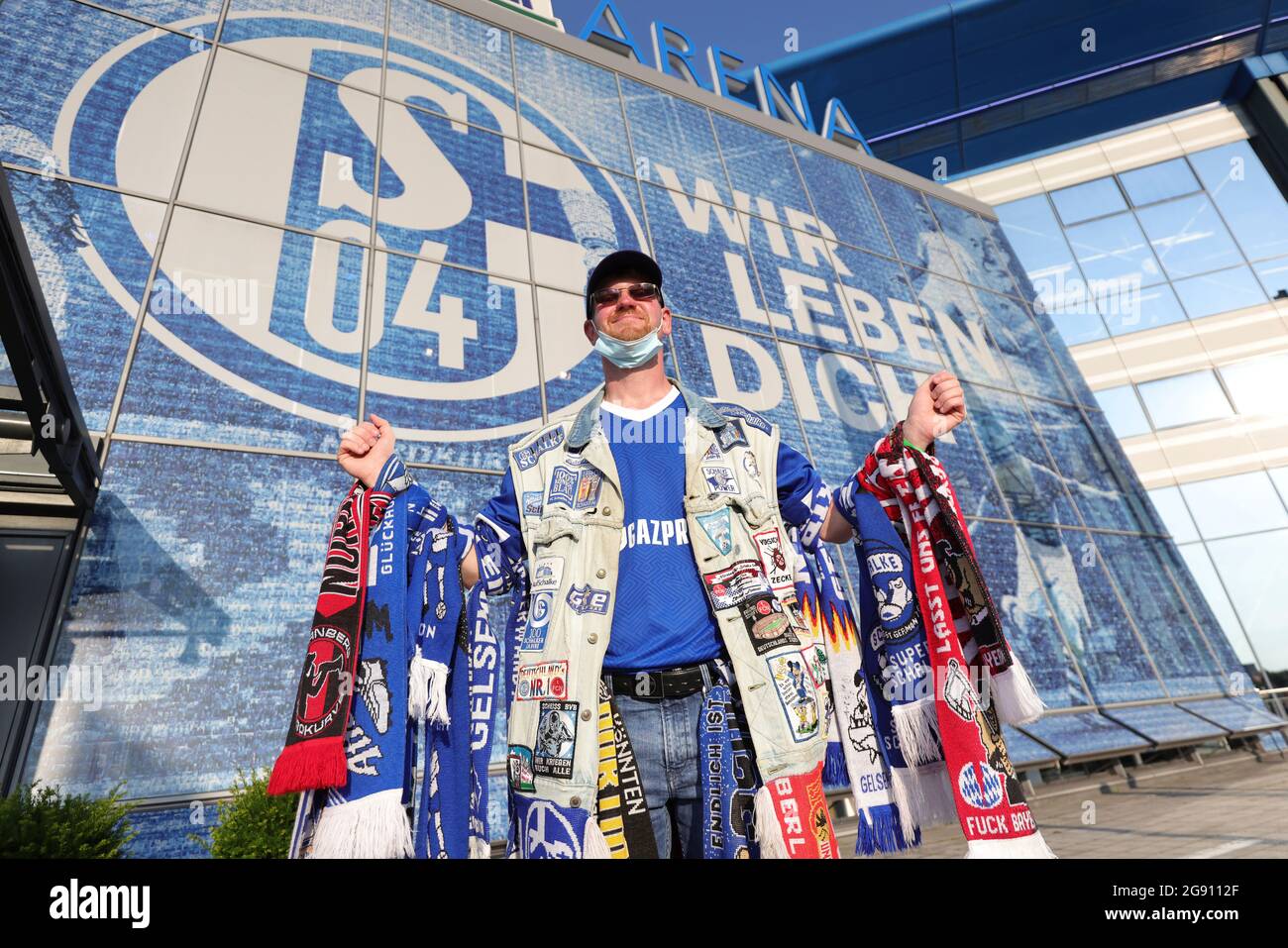 Gelsenkirchen, Germania. 23 luglio 2021. Firo: 23.07.2021, pallone da calcio, seconda Bundesliga, stagione 2021/2022, FC Schalke 04 - HSV Amburgo Amburgo, HSV Amburgo Amburgo Amburgo attacco a Schalke, i tifosi sono ansiosi di tornare allo stadio nonostante Corona, Kuttentrv§ger. Habit Credit: dpa/Alamy Live News Foto Stock