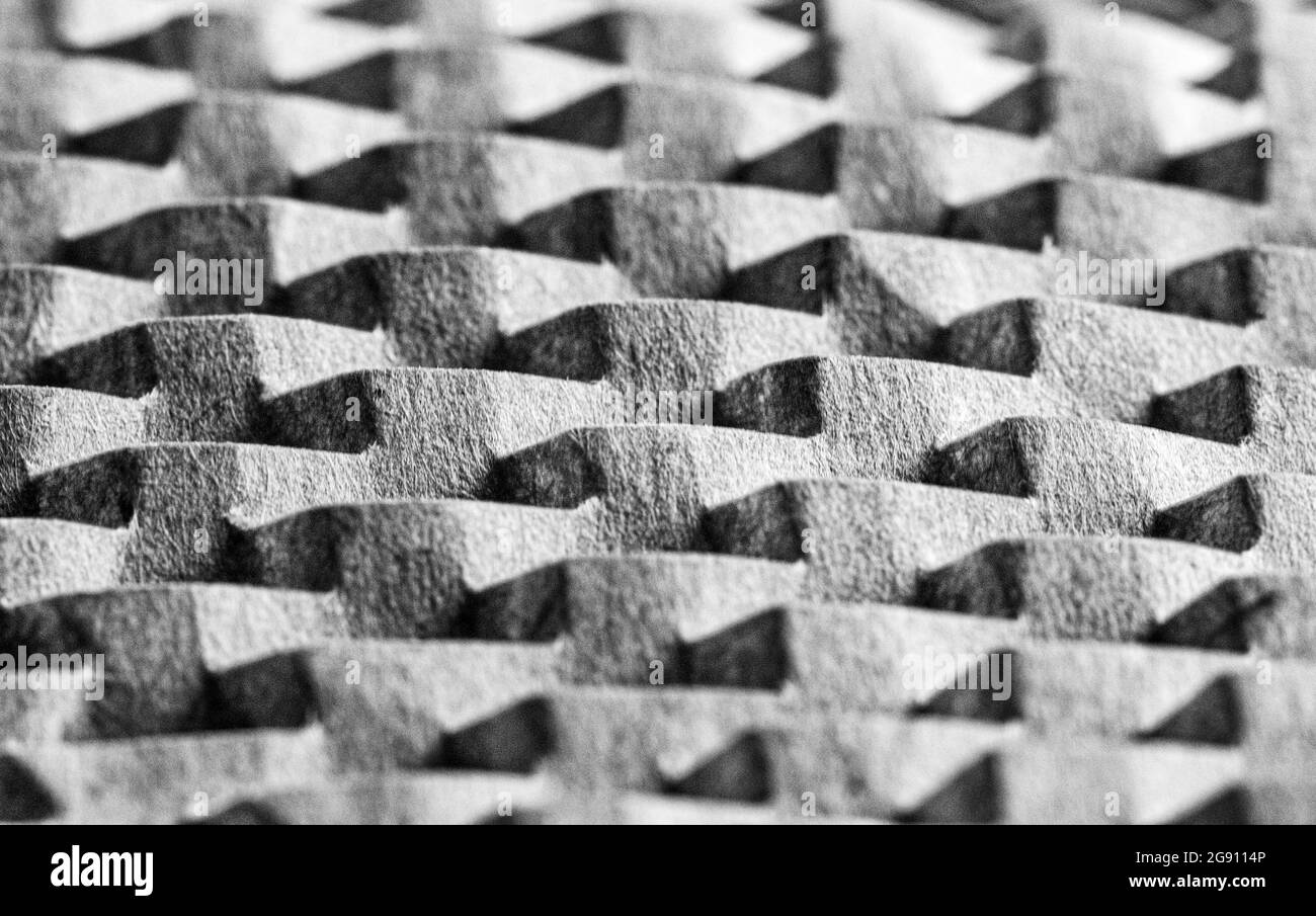 Una macro shot di un pezzo di carta marrone da imballaggio diventa un disegno geometrico. Foto Stock