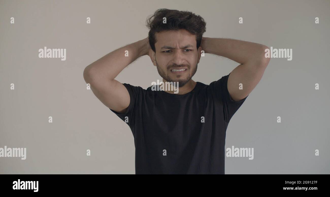 Primo piano di un giovane ragazzo indiano sorridente Foto Stock