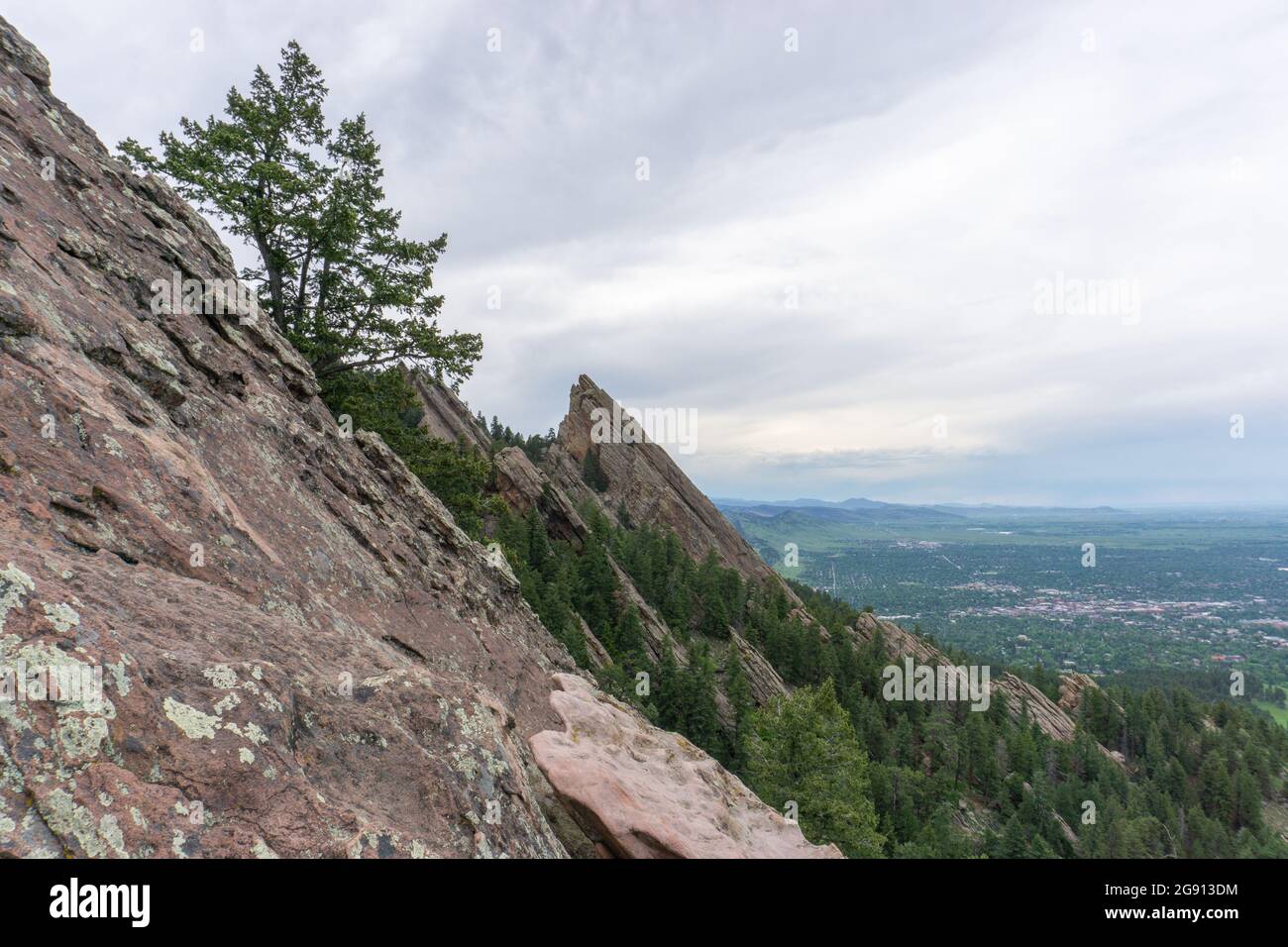 Flatirons di Boulder Colorado visto dalla cima del Royal Arch Trail Foto Stock