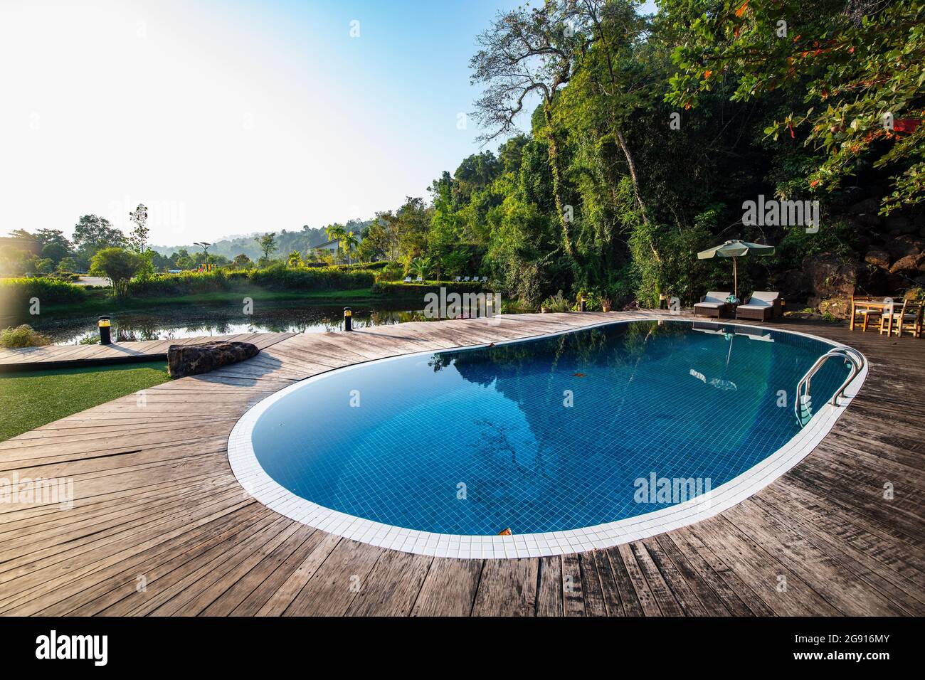 Acqua ancora alla piscina ovale in Cambogia Foto Stock