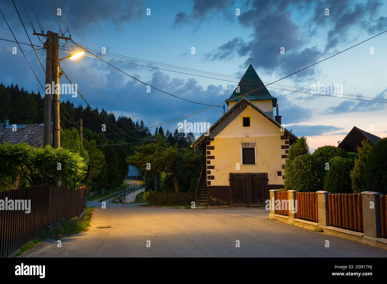 Stazione dei vigili del fuoco nel villaggio di Cremosne, regione Turiec, Slovacchia. Foto Stock