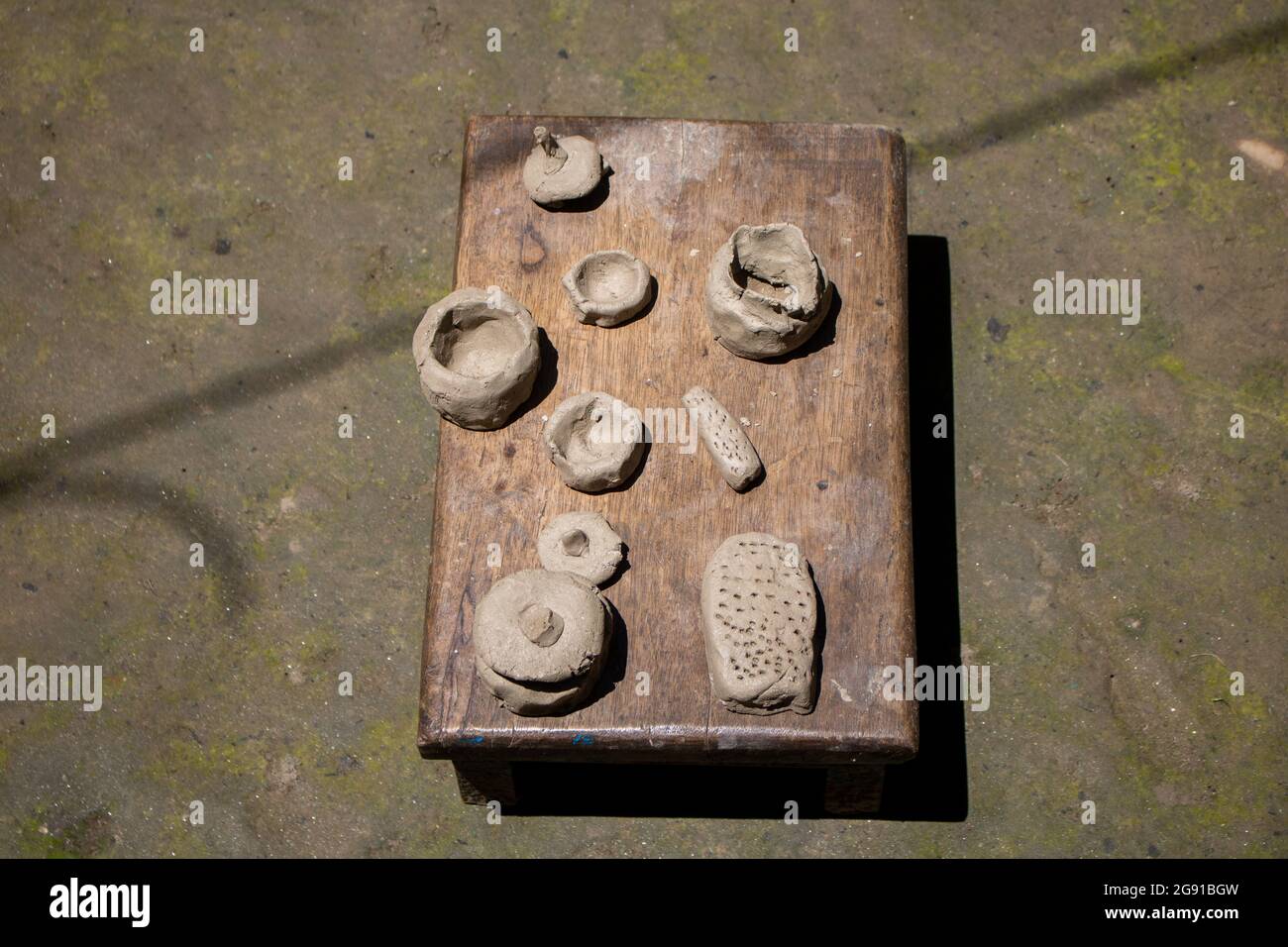 Minuscolo insieme cucina di argilla. I giocattoli per bambini sono fatti di argilla. Fare piccoli giocattoli con il suolo e asciugarli al sole. Giocattoli realizzati per bambini piccoli. Foto Stock