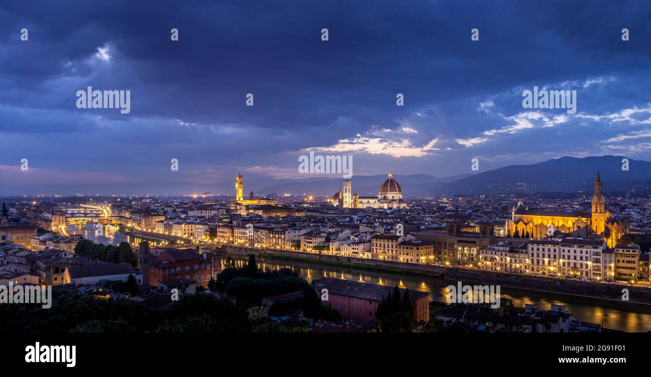 Einer der ganz tyischen Blicke über Florenz. Vom Piazzale Michelangelo Hat man einen tollen Ausblick über die Stadt und die untergehende Sonne. Wolken Foto Stock