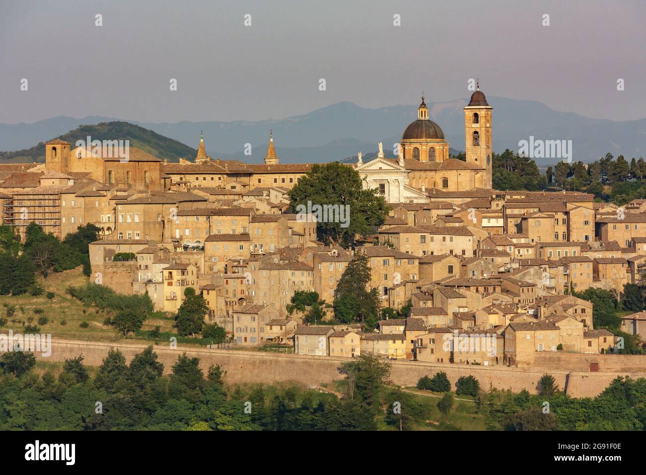 Urbino è una città murata nel centro d'Italia, un sito patrimonio dell'umanità notevole per un notevole patrimonio storico della cultura rinascimentale indipendente, e. Foto Stock