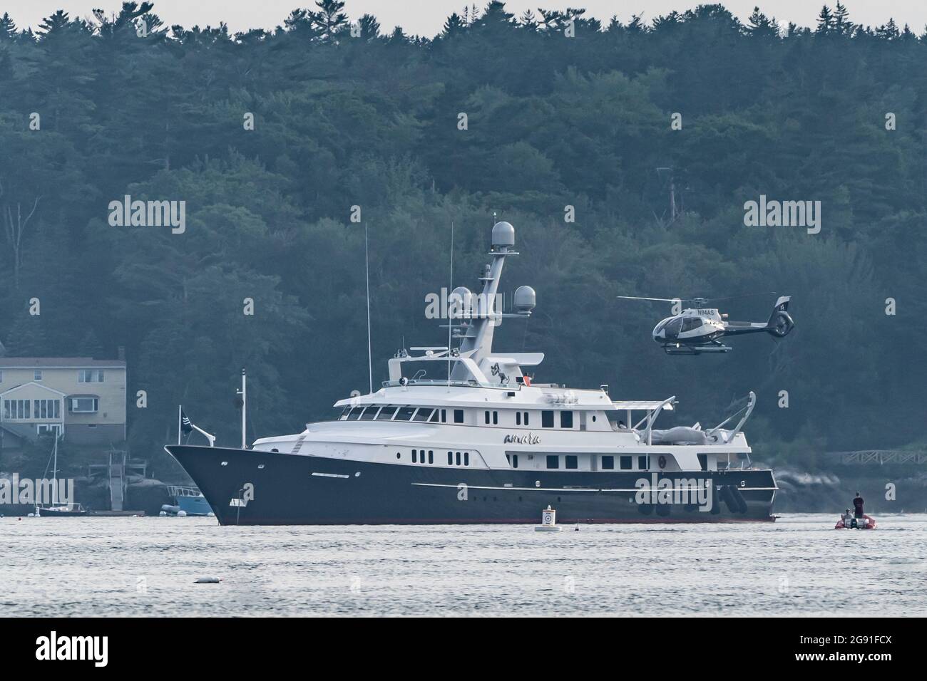 Boothbay, Maine, USA-12 luglio 2021: Elicottero che entra per un atterraggio su yacht di lusso ancorato a Boothbay Harbour Foto Stock