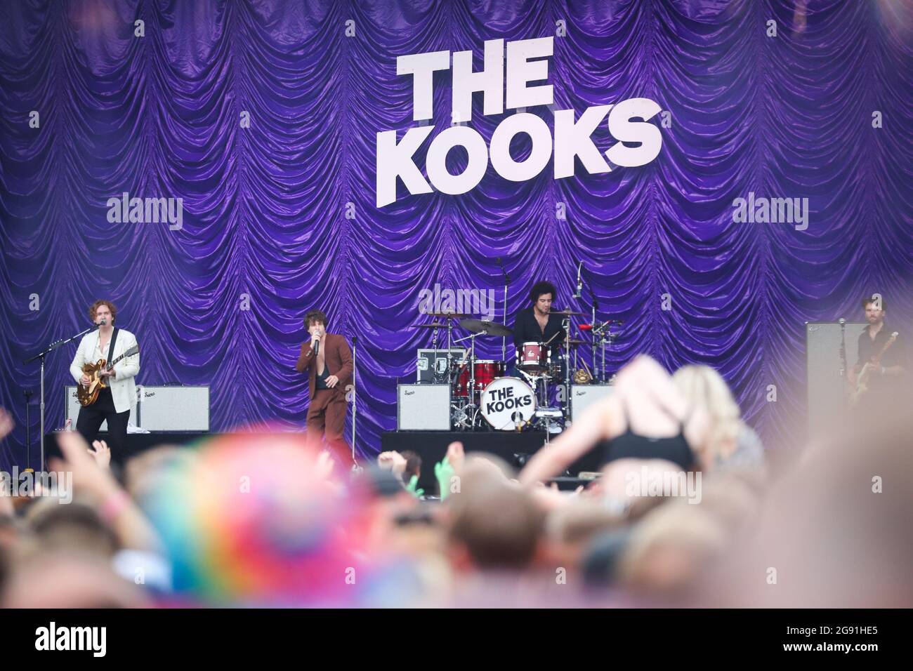 Sheffield, Regno Unito. 23 luglio 2021. Luke Pritchard dei Kooks si esibisce sul palco principale durante il giorno uno del Tramlines Festival a Sheffield, Regno Unito, il 7/23/2021. (Foto di Isaac Parkin/News Images/Sipa USA) Credit: Sipa USA/Alamy Live News Foto Stock