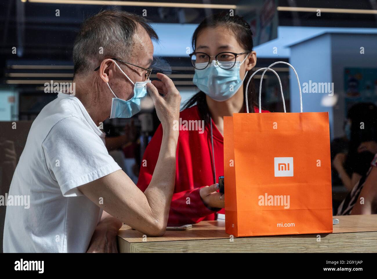 Hong Kong, Cina. 22 luglio 2021. Un acquirente acquista prodotti con marchio Xiaomi presso il negozio ufficiale di punta di Hong Kong. (Foto di Budrul Chukrut/SOPA Images/Sipa USA) Credit: Sipa USA/Alamy Live News Foto Stock