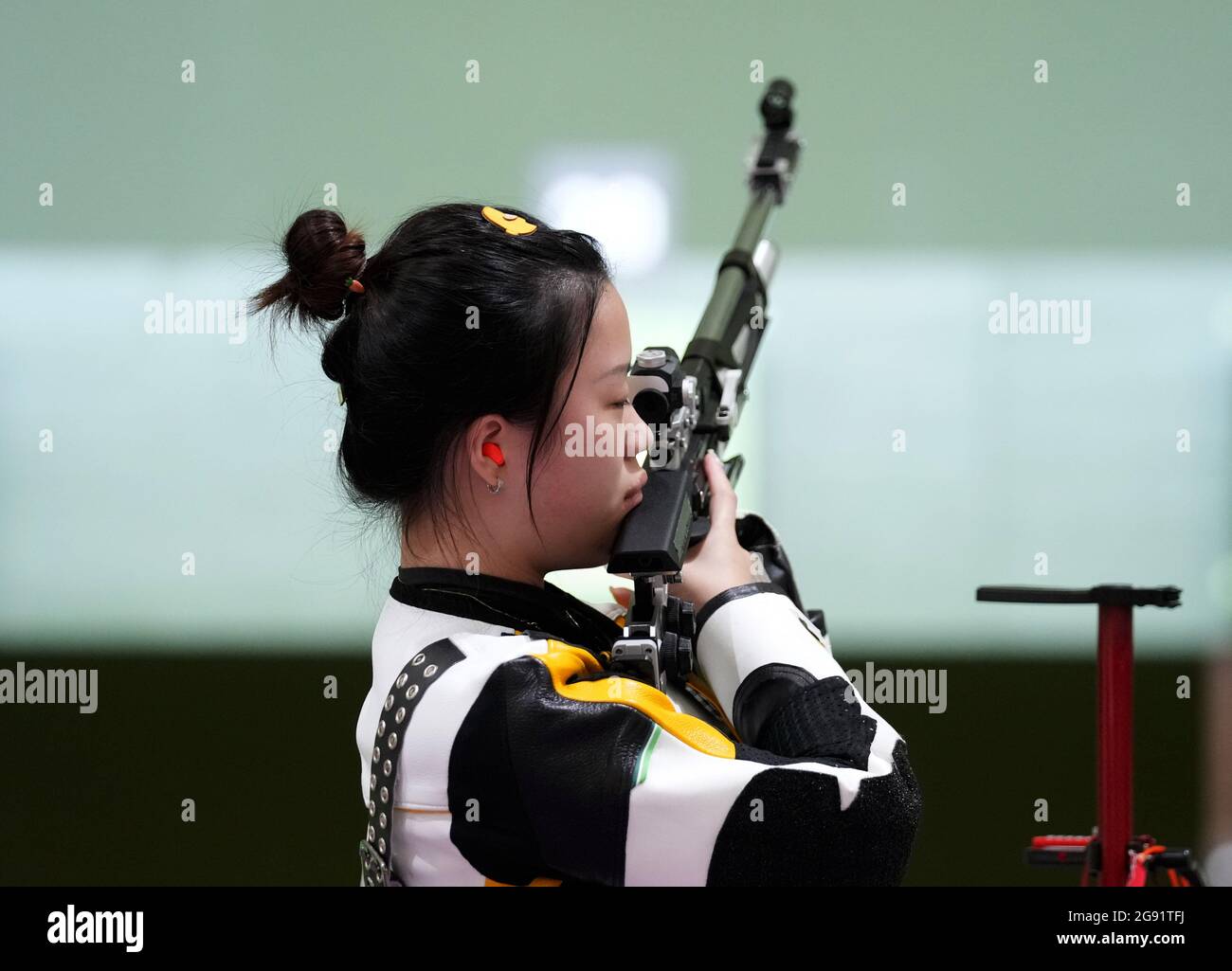 Tokyo, Giappone. 24 luglio 2021. Yang Qian of China compete durante 2020 la qualificazione professionale di fucile da 10 m per donne a Tokyo, Giappone, 24 luglio 2021. Credit: JU Huanzong/Xinhua/Alamy Live News Foto Stock