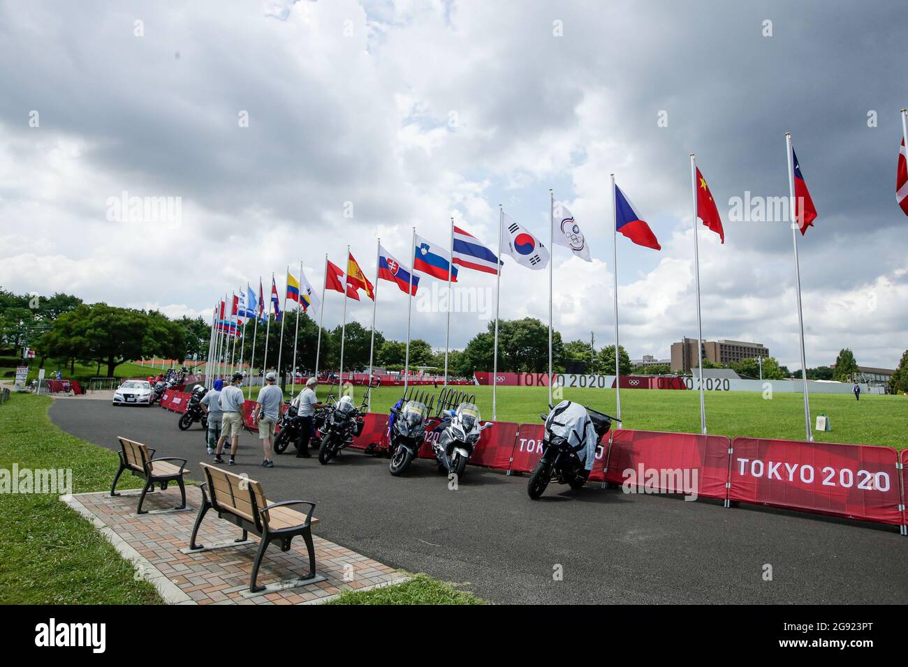 Tokyo, Giappone. 24 luglio 2021. TOKYO, GIAPPONE - LUGLIO 24: Bandiere multiple in competizione sulla corsa maschile su strada durante i Giochi Olimpici di Tokyo 2020 al Fuji International Speedway il 24 luglio 2021 a Tokyo, Giappone (Foto di PIM Waslander/Orange Pictures) NOCNSF Credit: Orange Pics BV/Alamy Live News Foto Stock