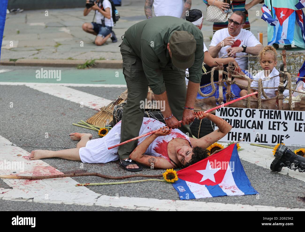 Sede delle Nazioni Unite, New York, USA, 23 luglio 2021 - proteste contro il governo cubano oggi presso la sede delle Nazioni Unite a New York City. Il gruppo di artisti della Fondazione Artists Making Changes ha organizzato una straordinaria dimostrazione visiva che ha fatto da parte delle tattiche militari cubane per fermare la gente dalle proteste. Foto: Luiz Rampelotto/EuropaNewswire È OBBLIGATORIO IL CREDITO FOTOGRAFICO. Foto Stock