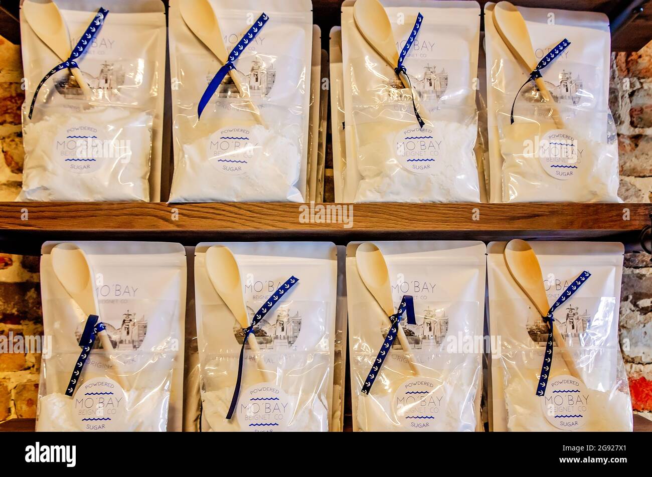 Confezioni regalo di miscela di beignet, zucchero in polvere e un cucchiaio di legno sono venduti presso Mo’ Bay Beignet Co., 23 luglio 2021, a Mobile, Alabama. Il negozio di bignet Foto Stock